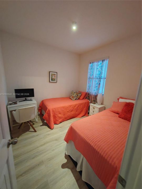 Activo con contrato: $2,800 (3 camas, 2 baños, 1420 Pies cuadrados)