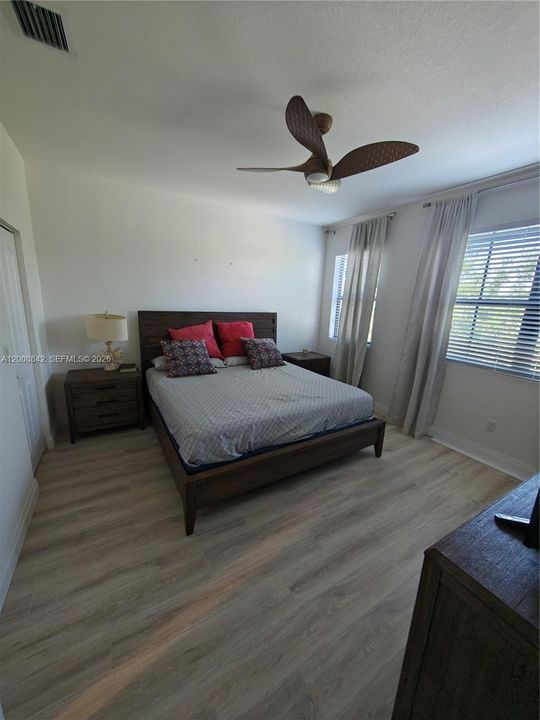 Activo con contrato: $2,800 (3 camas, 2 baños, 1420 Pies cuadrados)