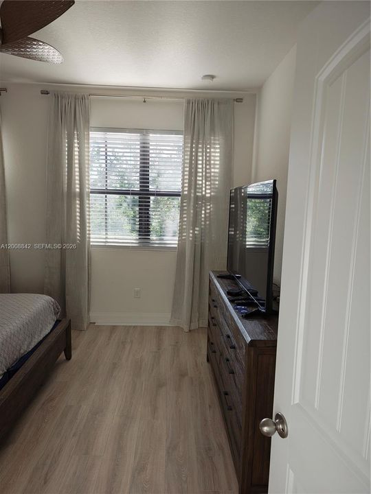 Activo con contrato: $2,800 (3 camas, 2 baños, 1420 Pies cuadrados)