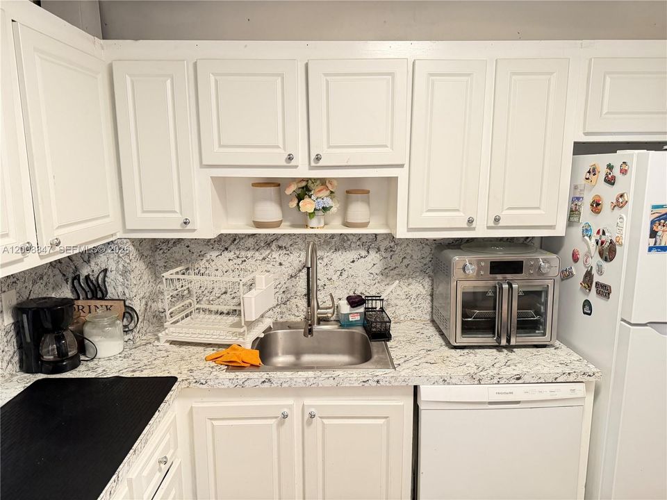 For Sale: $160,000 (2 beds, 2 baths, 920 Square Feet)