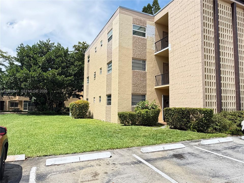 For Sale: $160,000 (2 beds, 2 baths, 920 Square Feet)