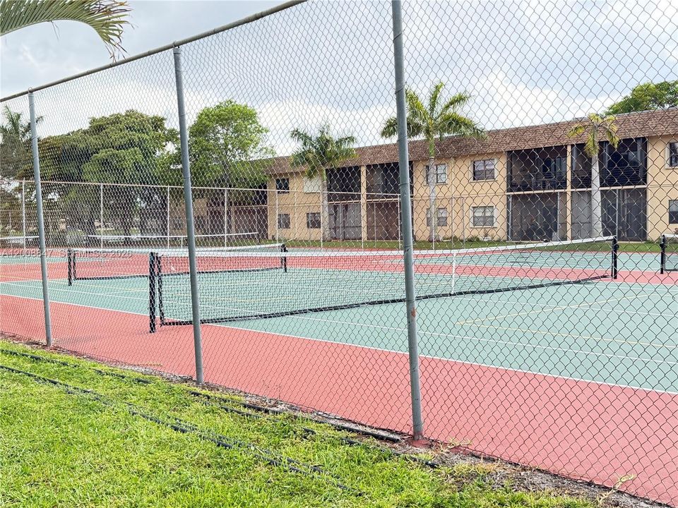 For Sale: $160,000 (2 beds, 2 baths, 920 Square Feet)