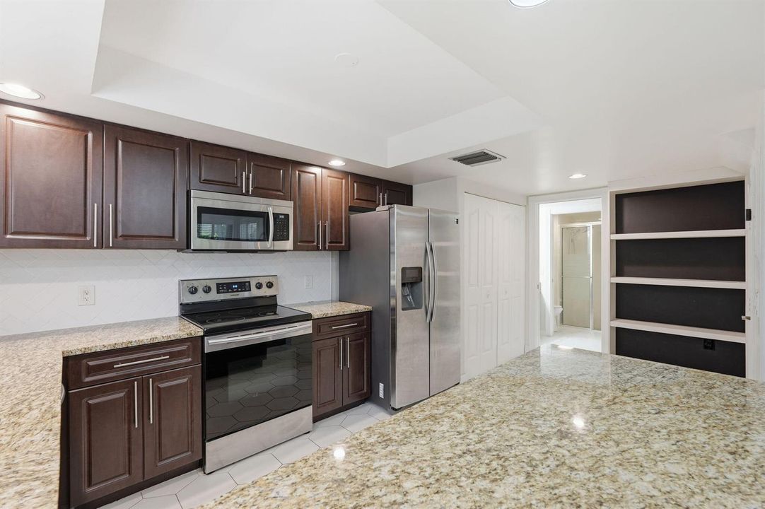 23-web-or-mls-8111_Northboro_Court_11d_0