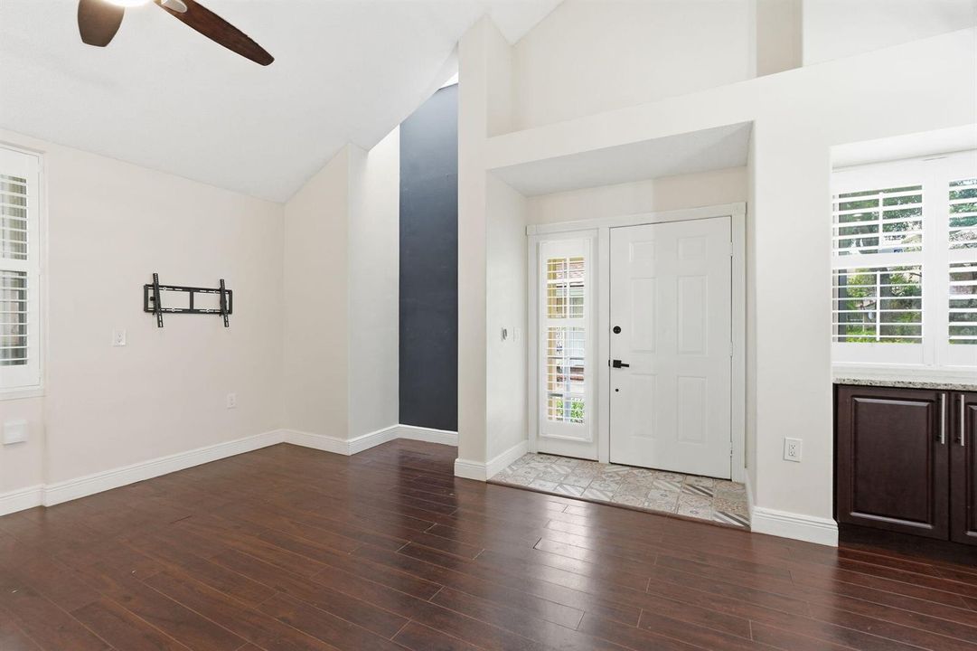 17-web-or-mls-8111_Northboro_Court_11d_0