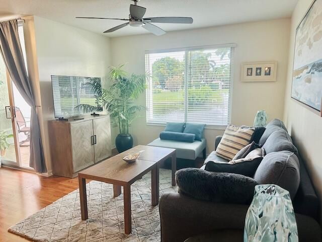 402 Villa-Living room with waterview