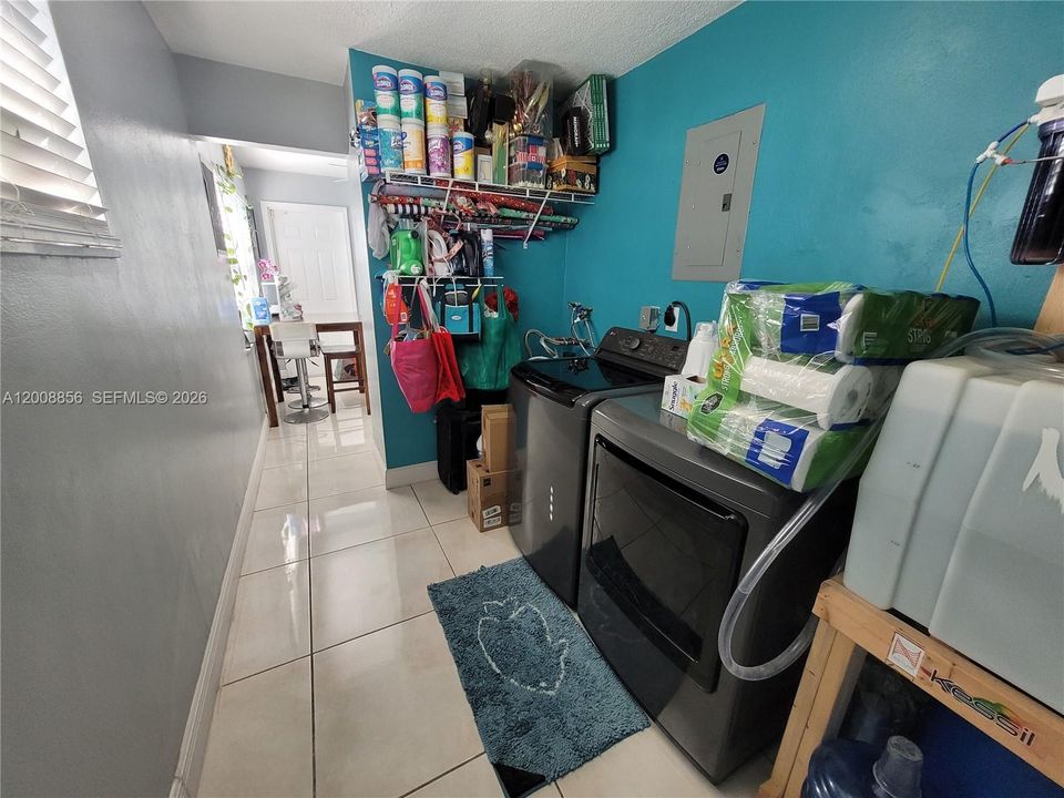 For Sale: $425,000 (2 beds, 2 baths, 1366 Square Feet)