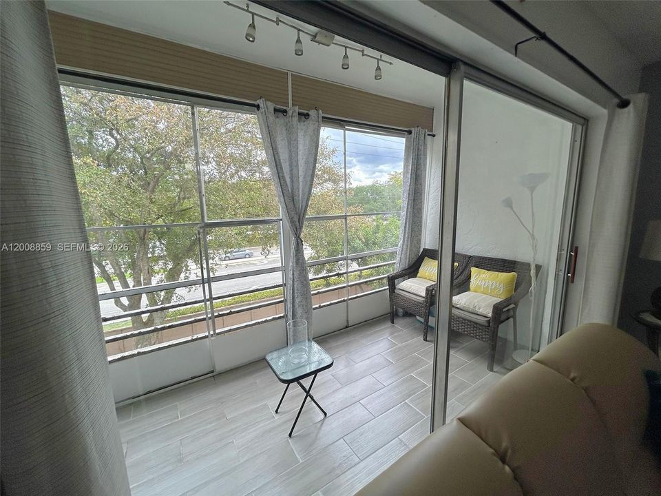 For Sale: $132,000 (1 beds, 1 baths, 730 Square Feet)