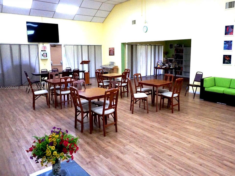 For Sale: $132,000 (1 beds, 1 baths, 730 Square Feet)