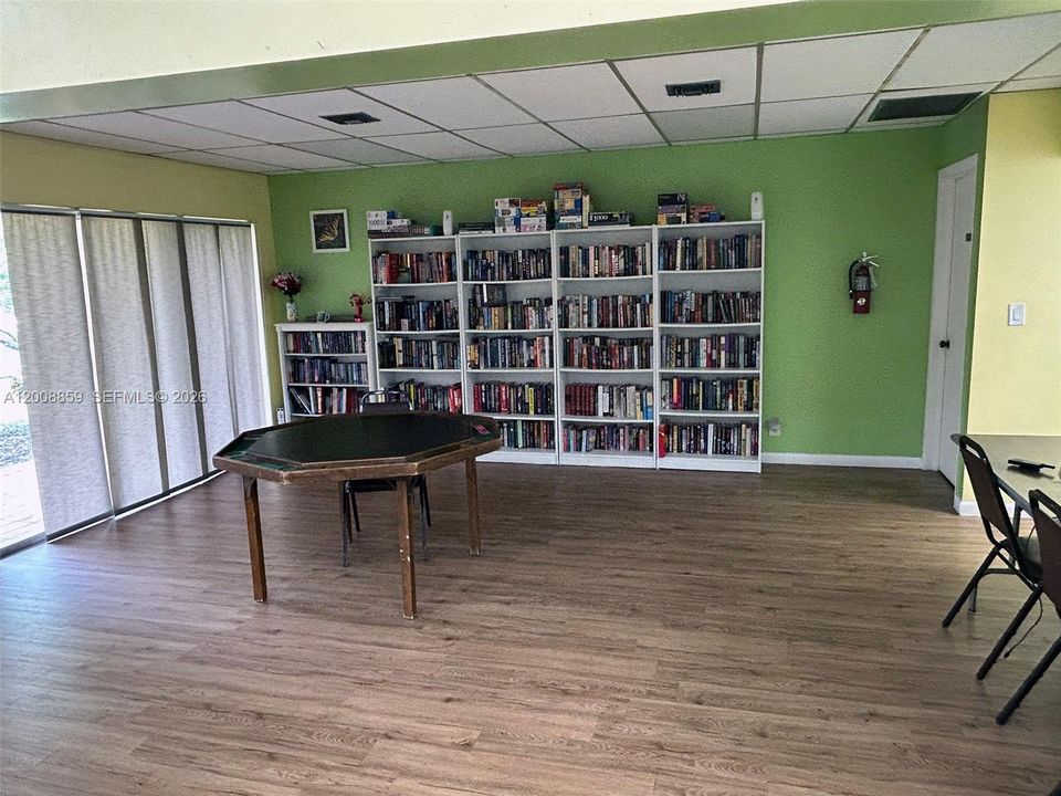 For Sale: $132,000 (1 beds, 1 baths, 730 Square Feet)