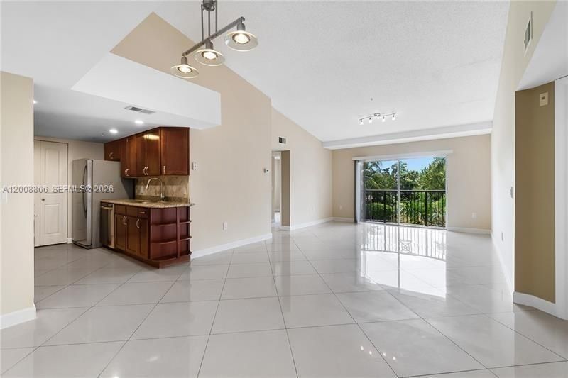 For Rent: $2,400 (3 beds, 2 baths, 1204 Square Feet)