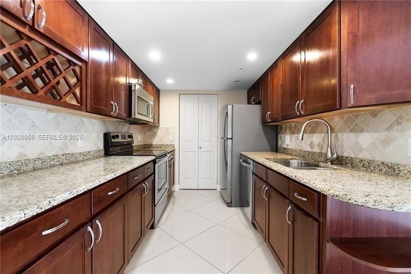 For Rent: $2,400 (3 beds, 2 baths, 1204 Square Feet)