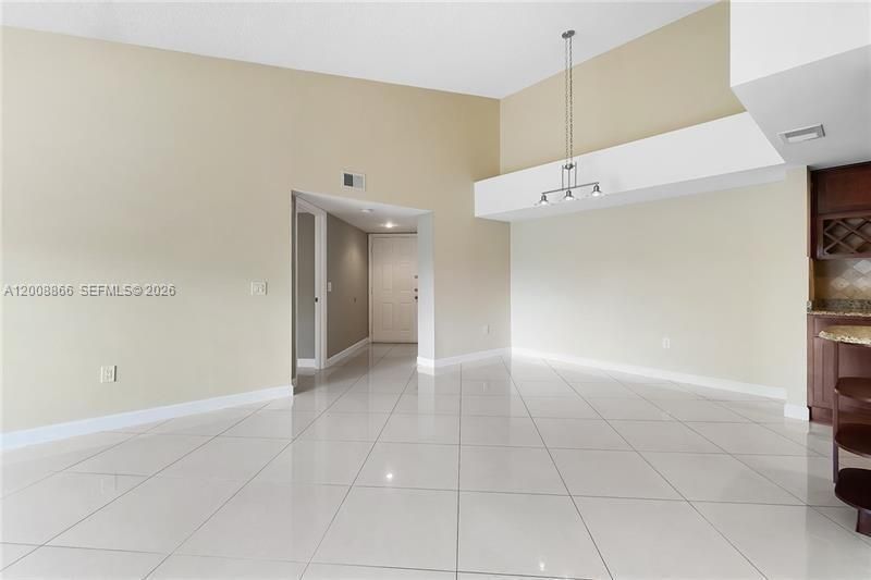 For Rent: $2,400 (3 beds, 2 baths, 1204 Square Feet)