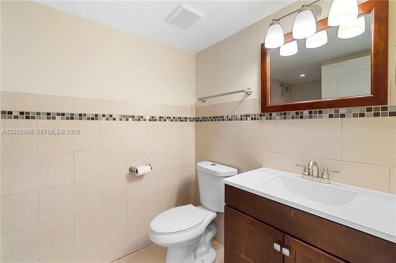 For Rent: $2,400 (3 beds, 2 baths, 1204 Square Feet)