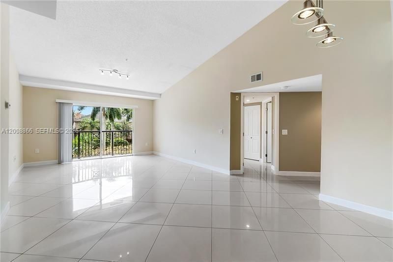 For Rent: $2,400 (3 beds, 2 baths, 1204 Square Feet)