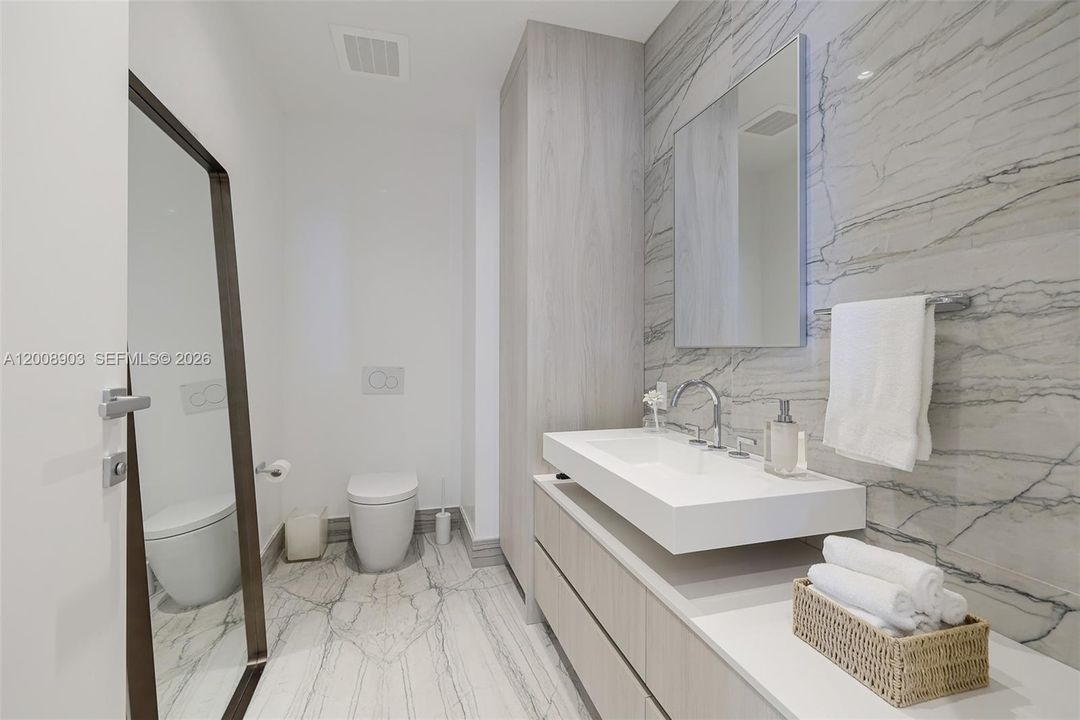 На продажу: $5,995,000 (2 спален, 2 ванн, 1594 Квадратных фут)