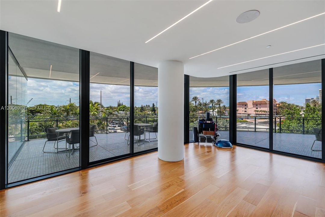 На продажу: $5,995,000 (2 спален, 2 ванн, 1594 Квадратных фут)