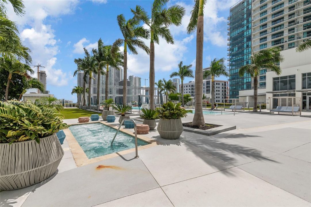 For Sale: $469,000 (1 beds, 1 baths, 761 Square Feet)