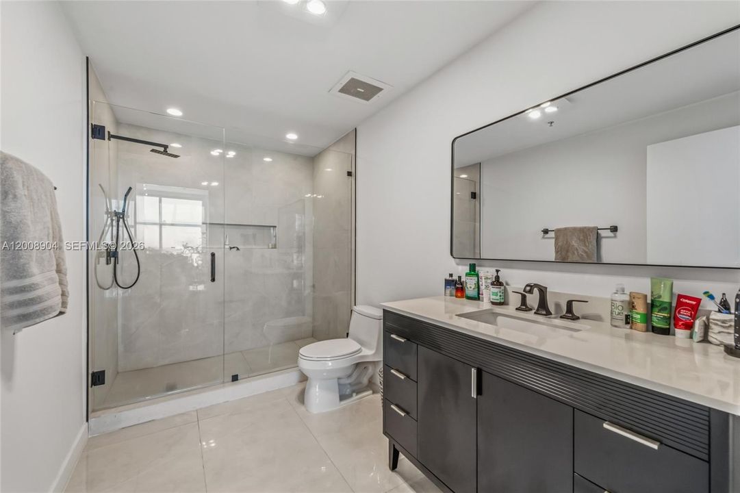 For Sale: $469,000 (1 beds, 1 baths, 761 Square Feet)