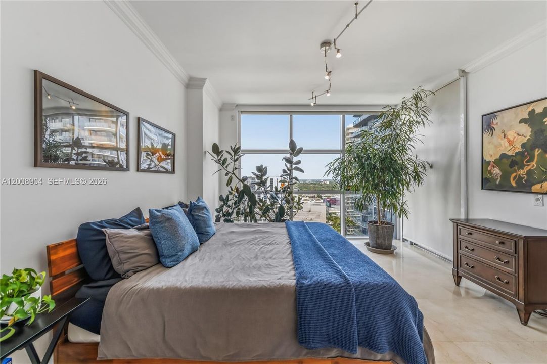 For Sale: $469,000 (1 beds, 1 baths, 761 Square Feet)