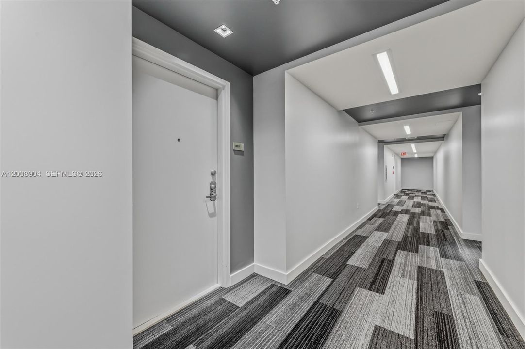 For Sale: $469,000 (1 beds, 1 baths, 761 Square Feet)