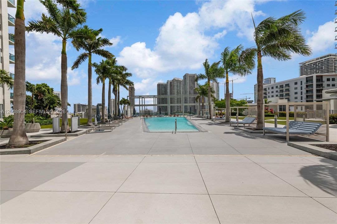 For Sale: $469,000 (1 beds, 1 baths, 761 Square Feet)
