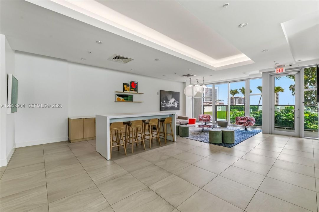 For Sale: $469,000 (1 beds, 1 baths, 761 Square Feet)