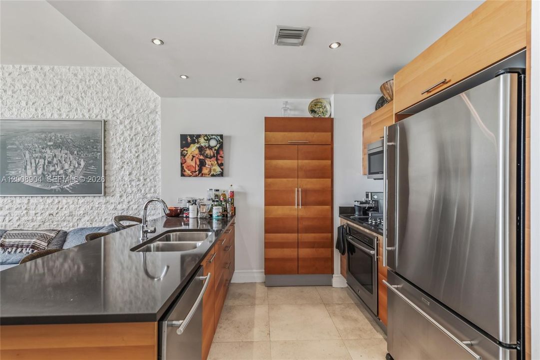 For Sale: $469,000 (1 beds, 1 baths, 761 Square Feet)