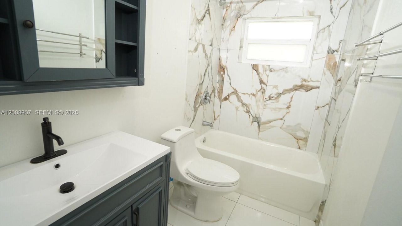 Activo con contrato: $3,800 (3 camas, 2 baños, 1780 Pies cuadrados)