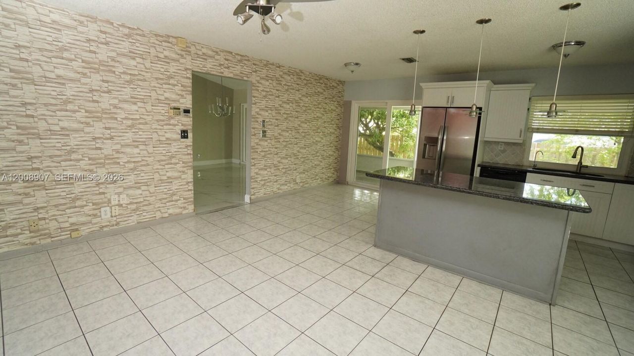 Activo con contrato: $3,800 (3 camas, 2 baños, 1780 Pies cuadrados)