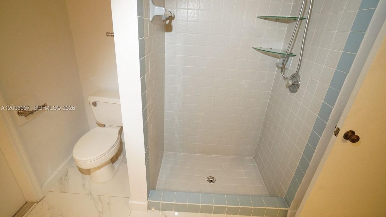 Activo con contrato: $3,800 (3 camas, 2 baños, 1780 Pies cuadrados)
