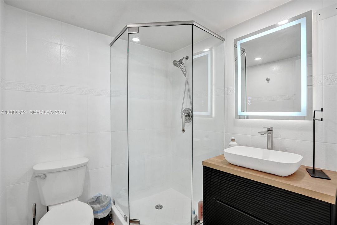 Activo con contrato: $3,300 (2 camas, 2 baños, 864 Pies cuadrados)
