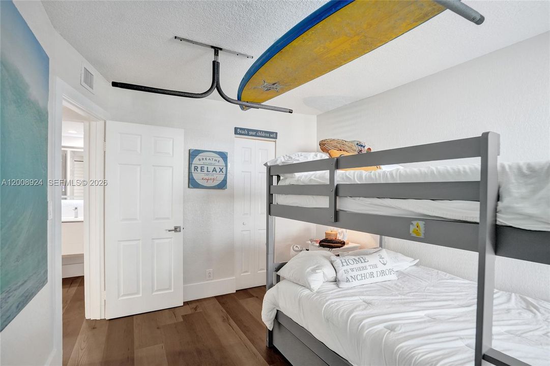 Activo con contrato: $3,300 (2 camas, 2 baños, 864 Pies cuadrados)