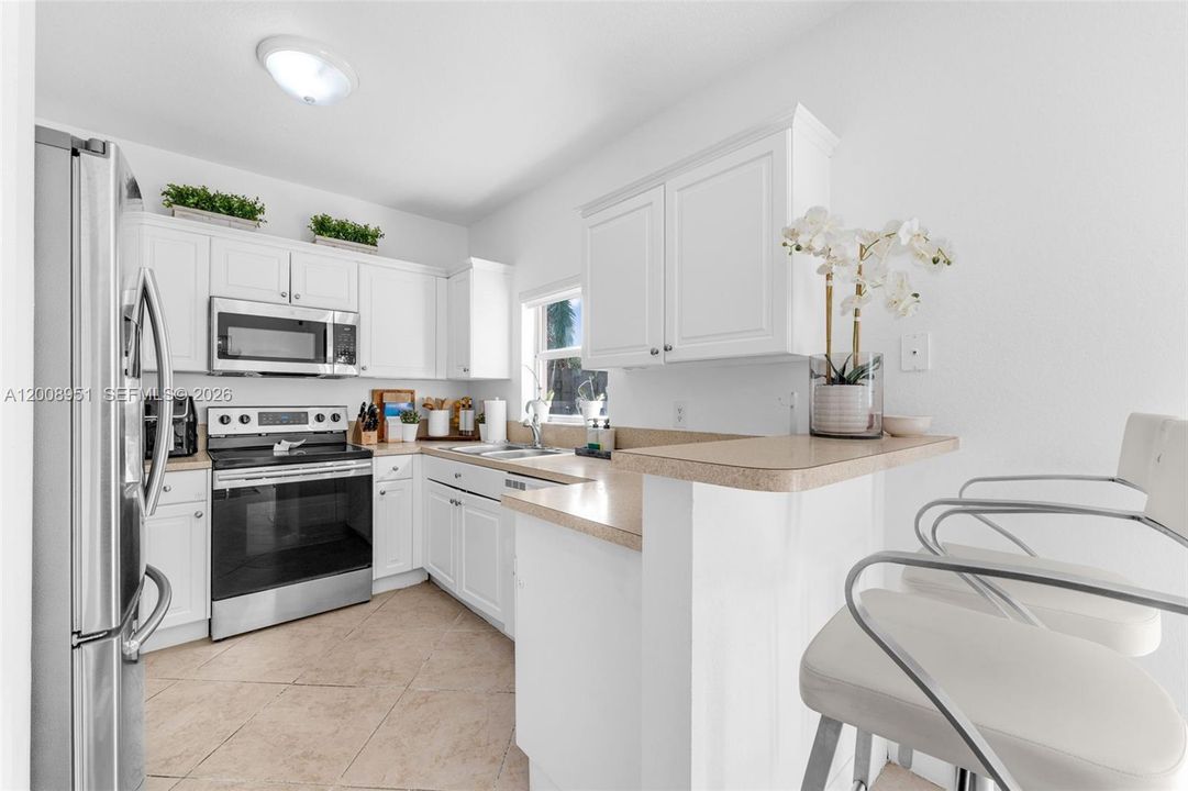Под контрактом: $349,999 (3 спален, 2 ванн, 1368 Квадратных фут)
