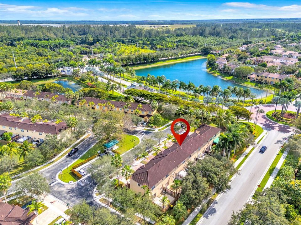 Под контрактом: $349,999 (3 спален, 2 ванн, 1368 Квадратных фут)