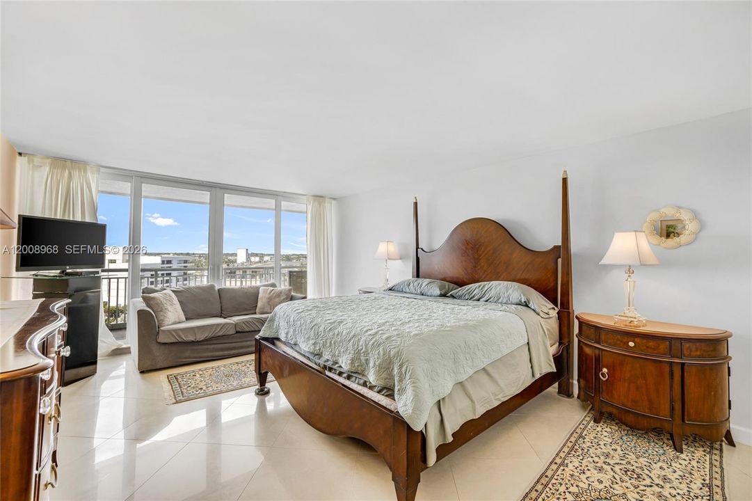 For Sale: $775,000 (2 beds, 2 baths, 1402 Square Feet)