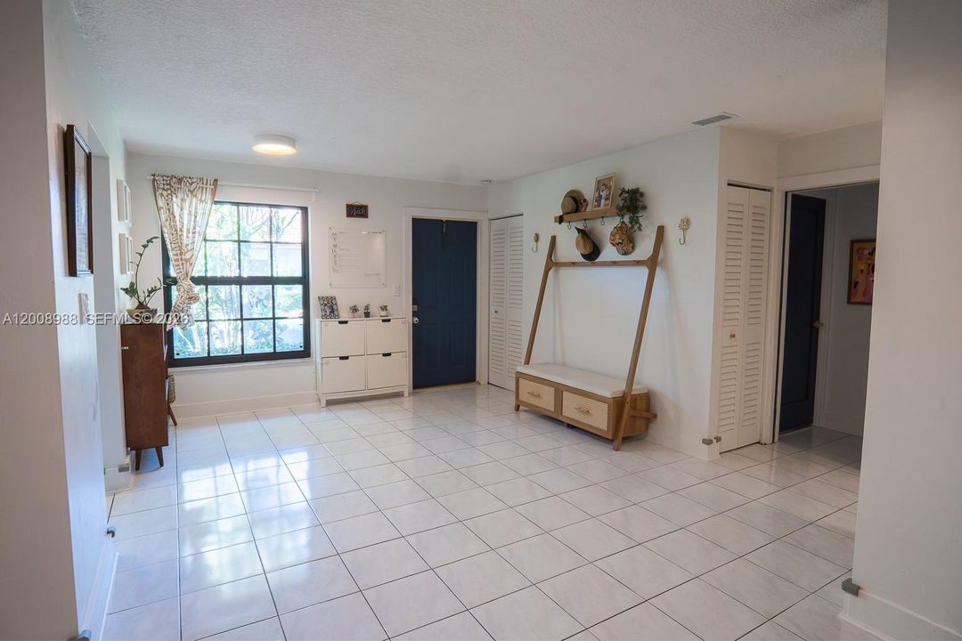 Activo con contrato: $375,000 (3 camas, 2 baños, 1392 Pies cuadrados)