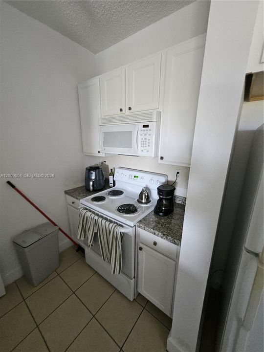 For Sale: $330,000 (1 beds, 1 baths, 652 Square Feet)