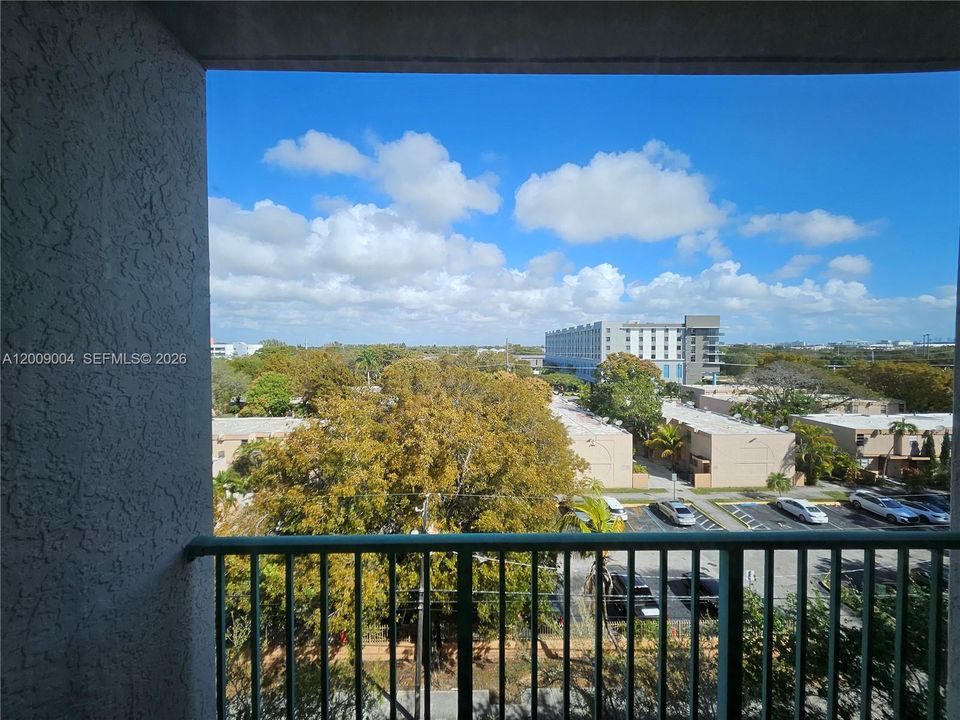 For Sale: $330,000 (1 beds, 1 baths, 652 Square Feet)