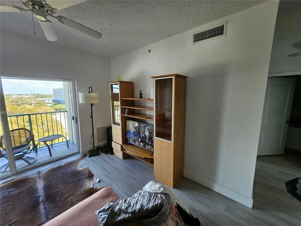 For Sale: $330,000 (1 beds, 1 baths, 652 Square Feet)