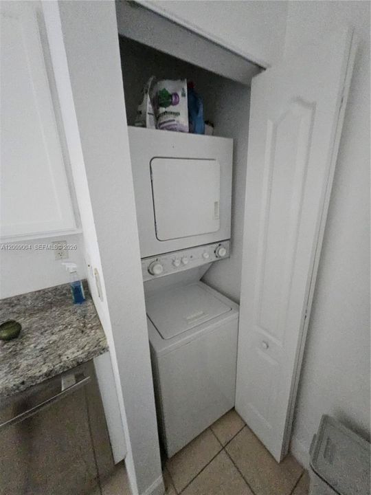 For Sale: $330,000 (1 beds, 1 baths, 652 Square Feet)
