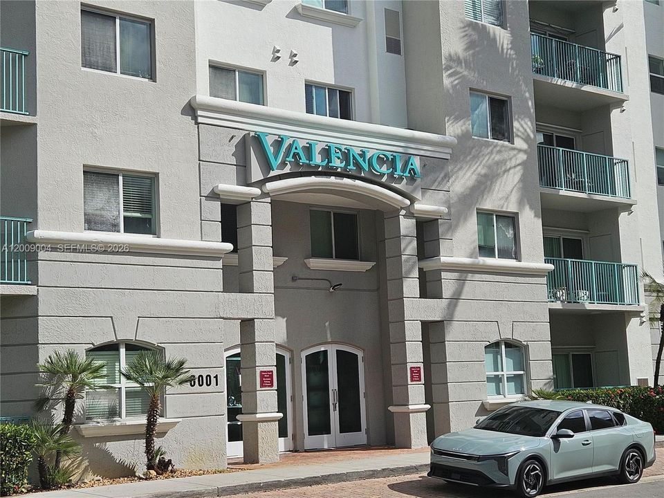 For Sale: $330,000 (1 beds, 1 baths, 652 Square Feet)