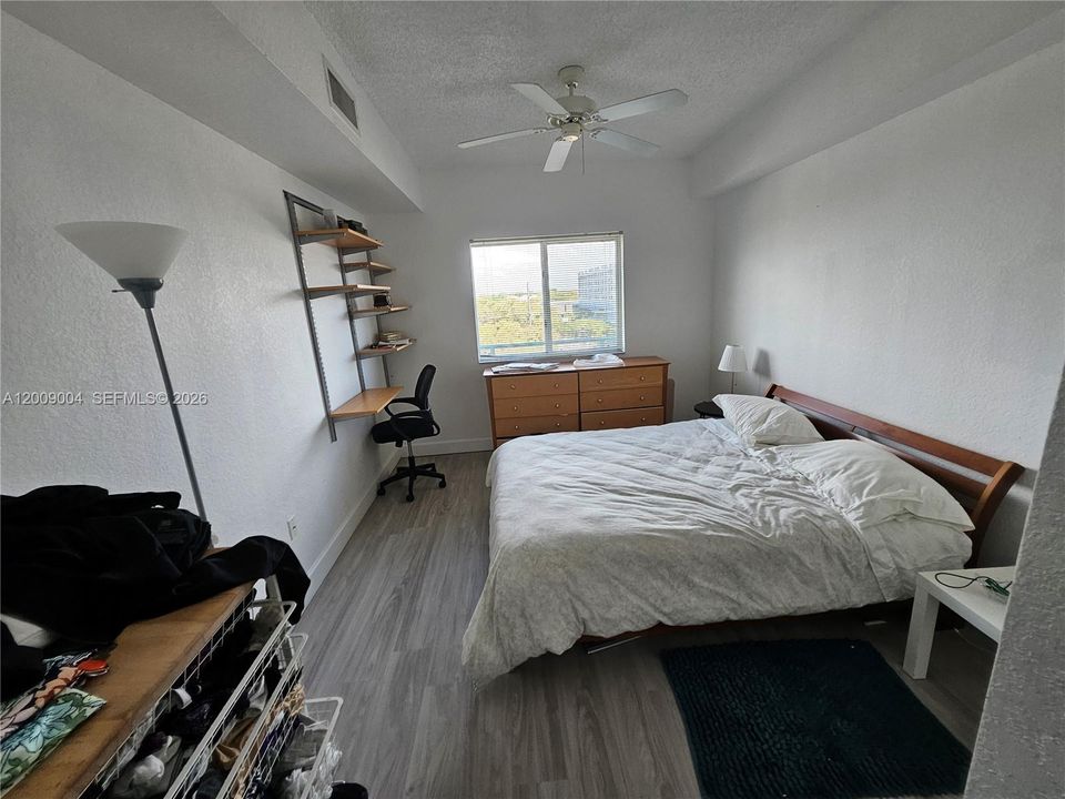 For Sale: $330,000 (1 beds, 1 baths, 652 Square Feet)