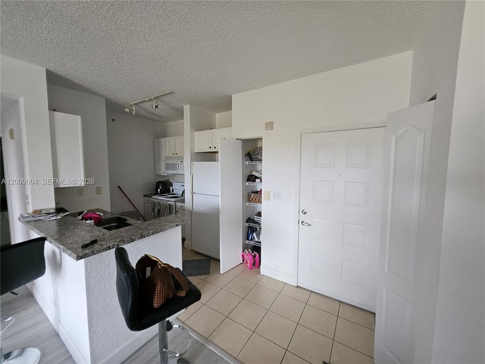 For Sale: $330,000 (1 beds, 1 baths, 652 Square Feet)