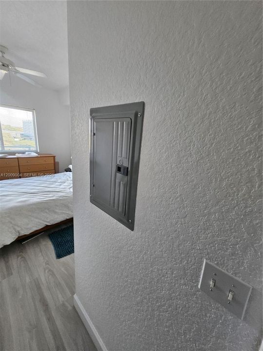 For Sale: $330,000 (1 beds, 1 baths, 652 Square Feet)