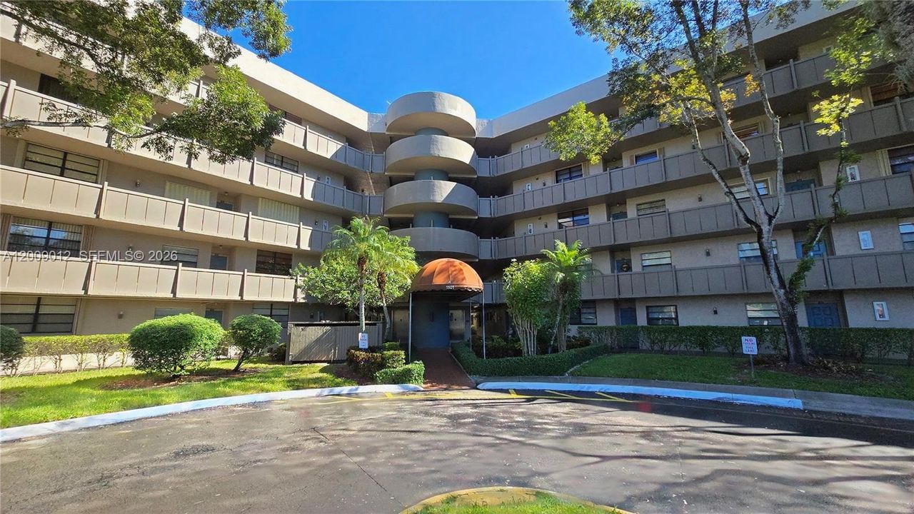 For Sale: $130,000 (1 beds, 1 baths, 773 Square Feet)