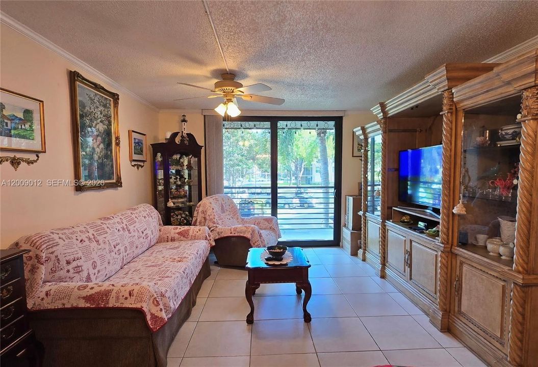 For Sale: $130,000 (1 beds, 1 baths, 773 Square Feet)