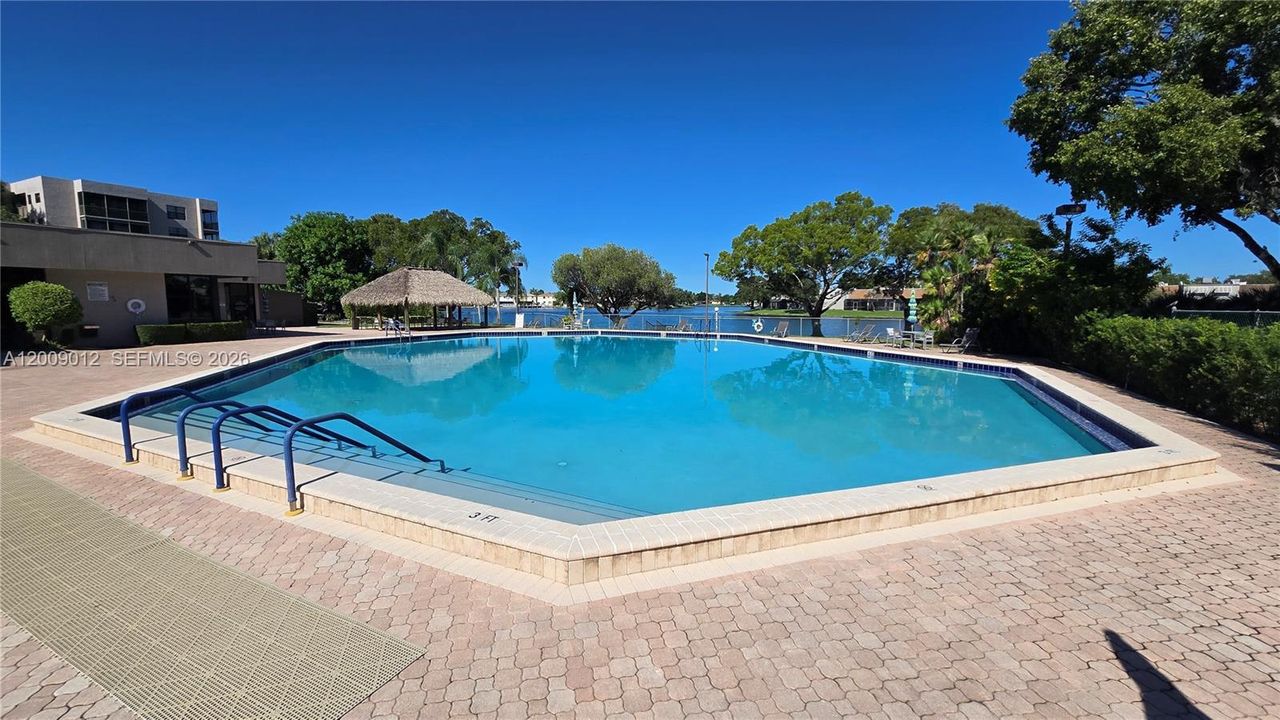 For Sale: $130,000 (1 beds, 1 baths, 773 Square Feet)