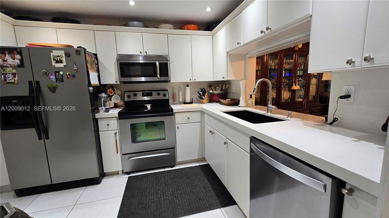 For Sale: $130,000 (1 beds, 1 baths, 773 Square Feet)