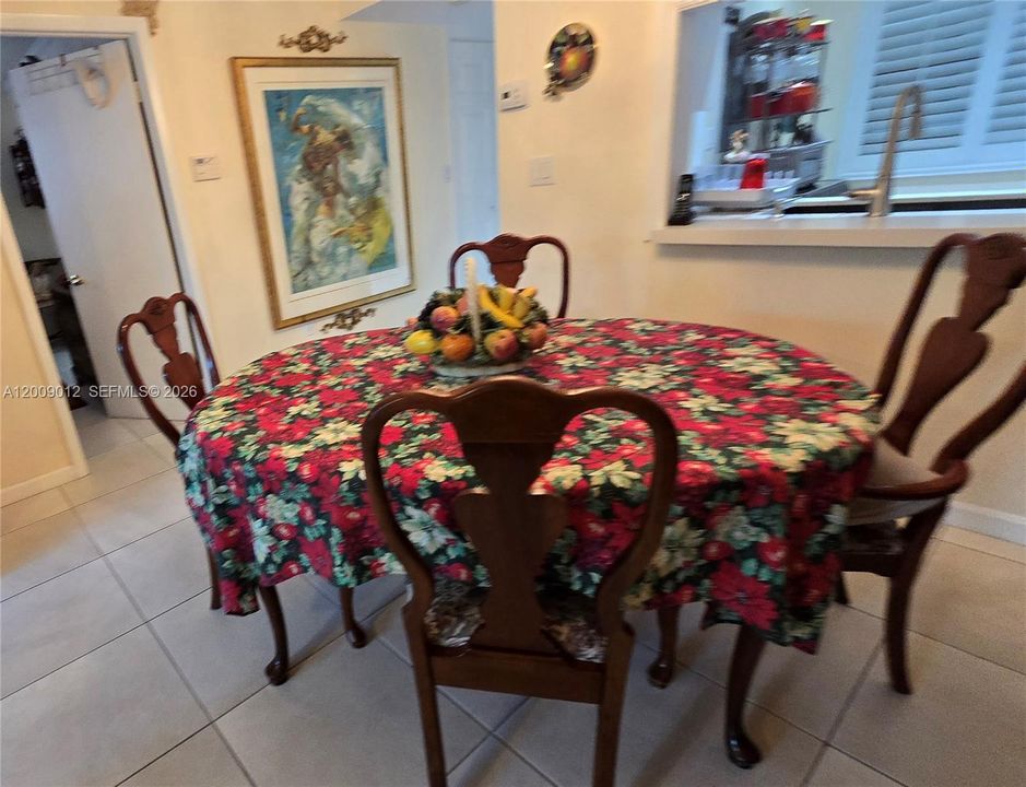 For Sale: $130,000 (1 beds, 1 baths, 773 Square Feet)
