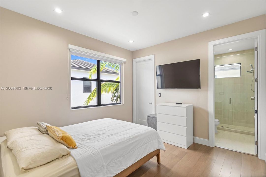 Activo con contrato: $5,900 (3 camas, 3 baños, 2176 Pies cuadrados)